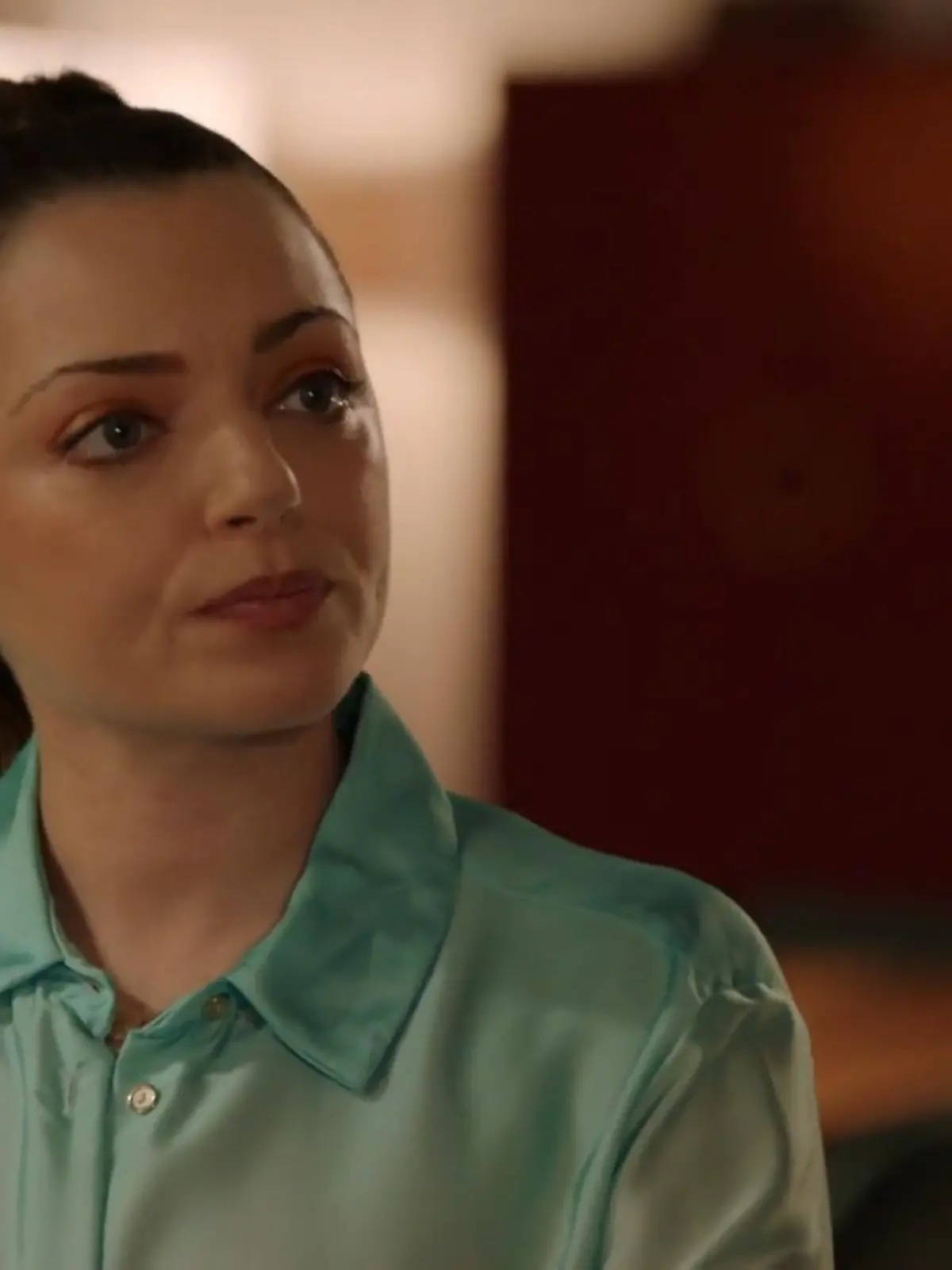 Bild zu: "Emily setzt Jo die Pistole auf die Brust"