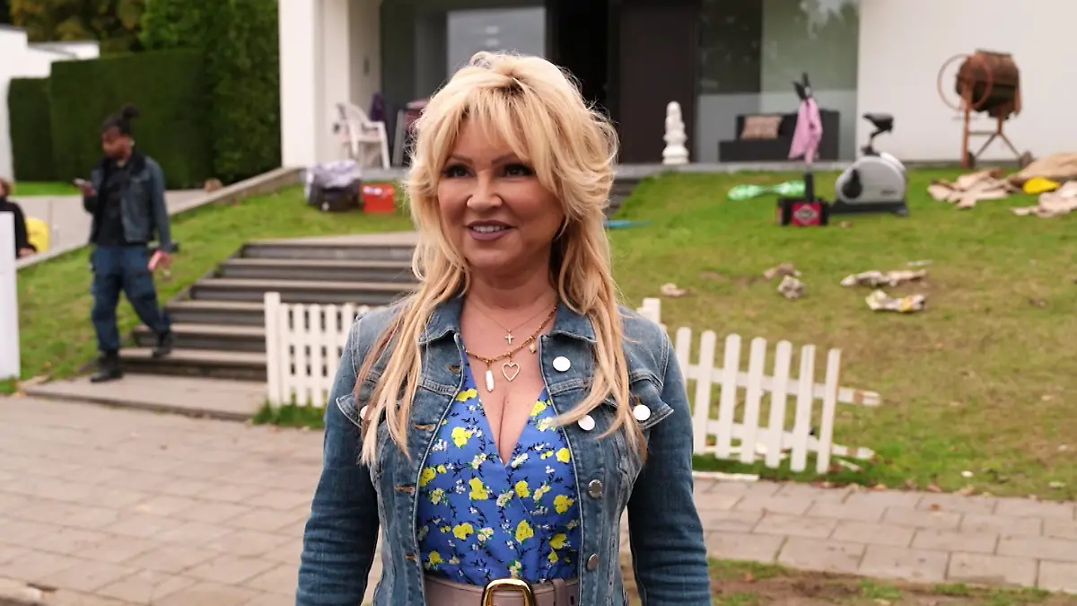 Tatjana Šimić gibt ein Interview während der Dreharbeiten zu einem neuen Flodder-Teil