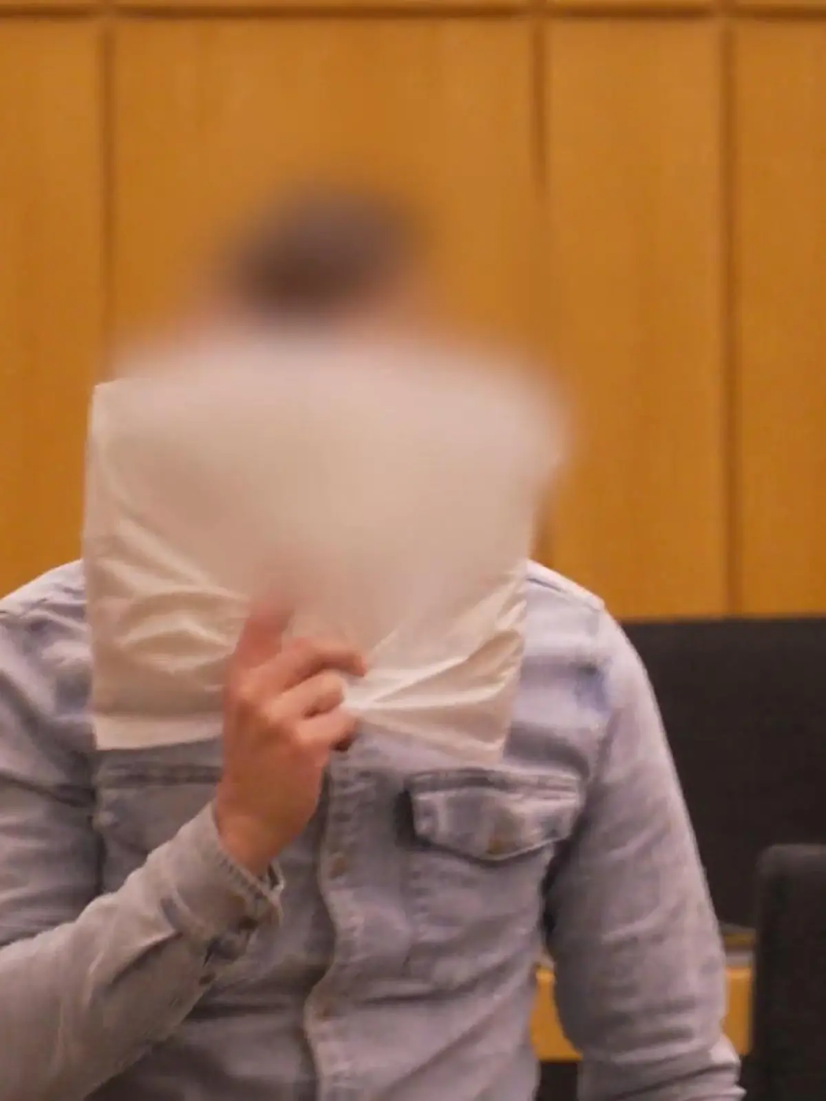 Bild zu: "An Bushaltestelle vergewaltigt?"