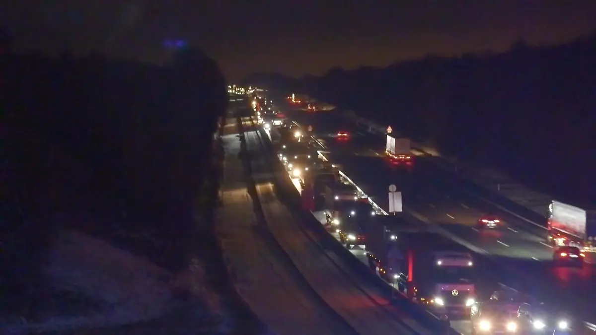 Stundenlanger-Stau-auf-der-A3-Schwertransporter-bleibt-liegen-und-blockiert-die-Spur