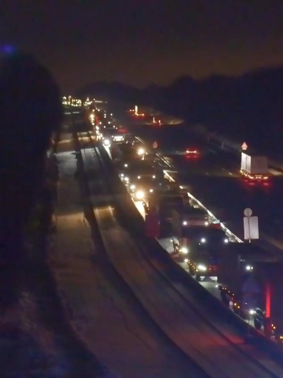 Bild zu: "Stundenlang nachts im Stau auf A3"