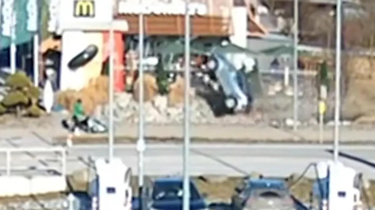 Derching-Auto-rast-in-Steinwand-bei-McDonald-s-Frau-mit-Kinderwagen-entkommt-knapp