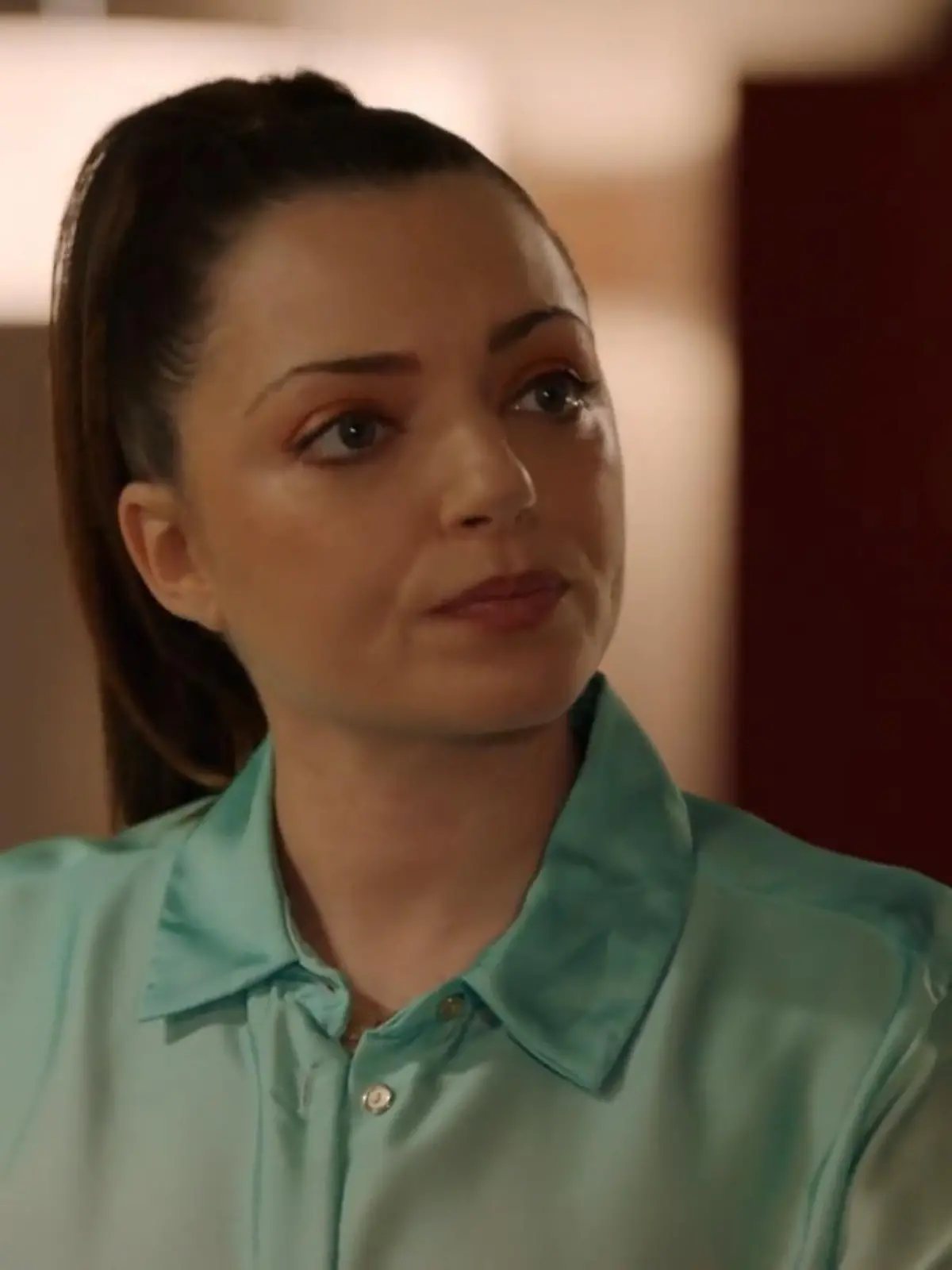 Emily setzt Jo die Pistole auf die Brust. 