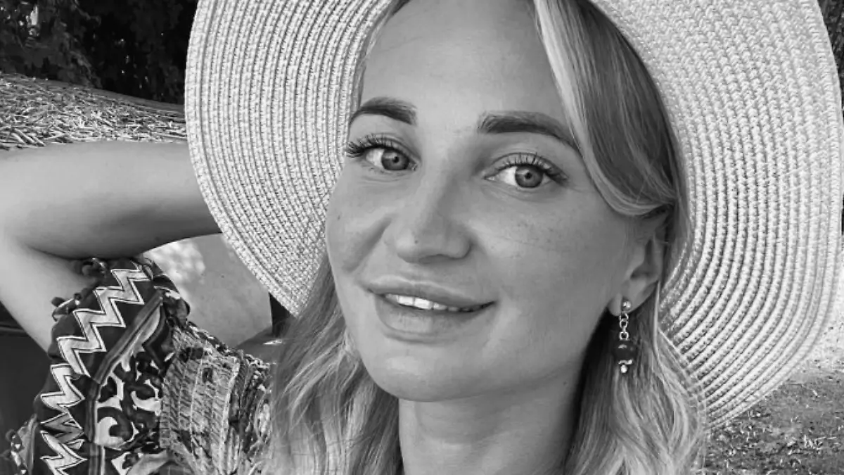 Blonde Frau mit Sonnenhut macht Selfie. 