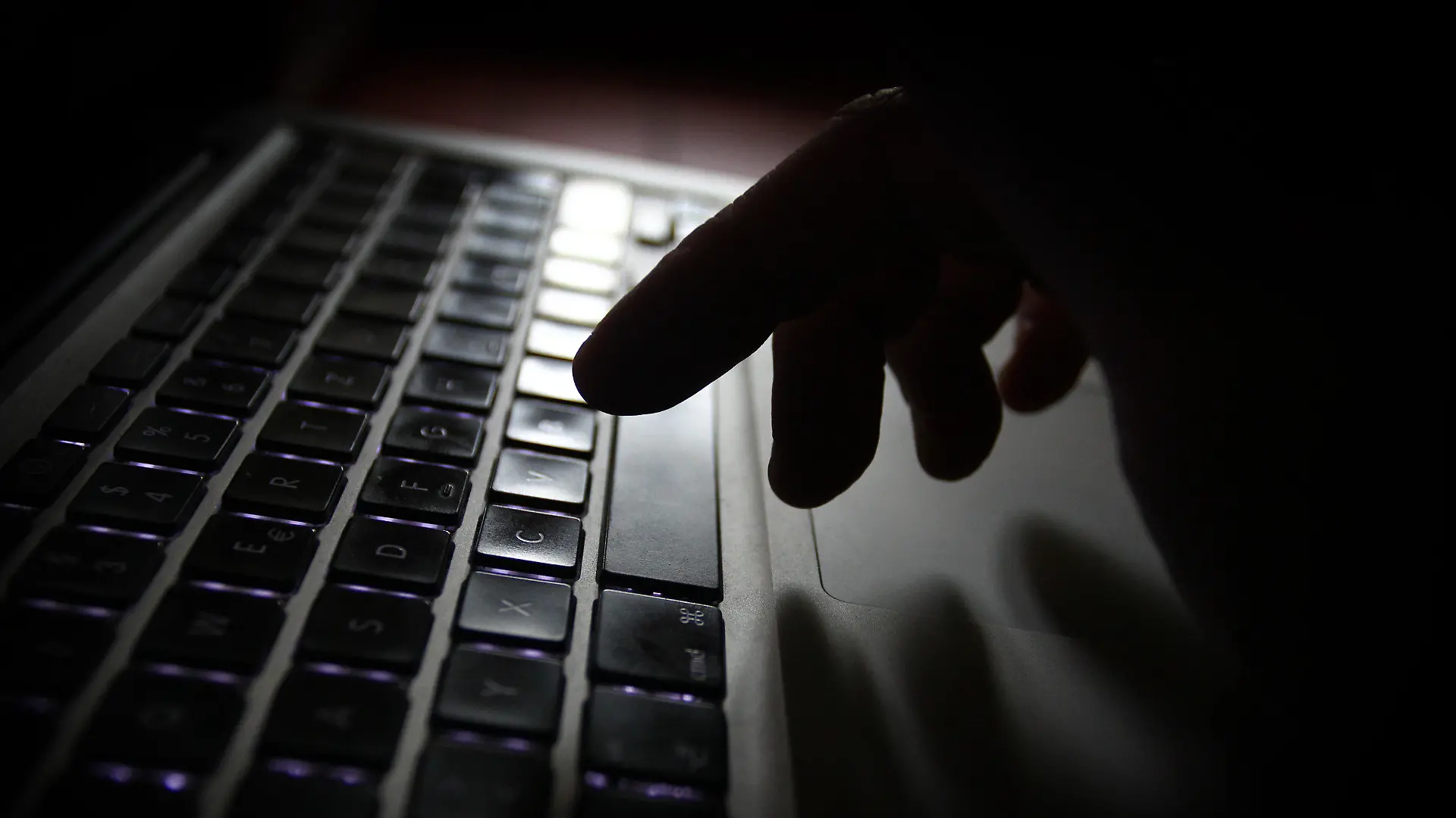 ARCHIV - Ein Mann arbeitet am 12.07.2014 in Kaufbeuren (Bayern) an der Tastatur eines Laptops. Foto: Karl-Josef Hildenbrand/dpa (zu dpa "Angriff auf Playstation und XBox: 18-Jähriger festgenommen" vom 16.01.2015) +++(c) dpa - Bildfunk+++