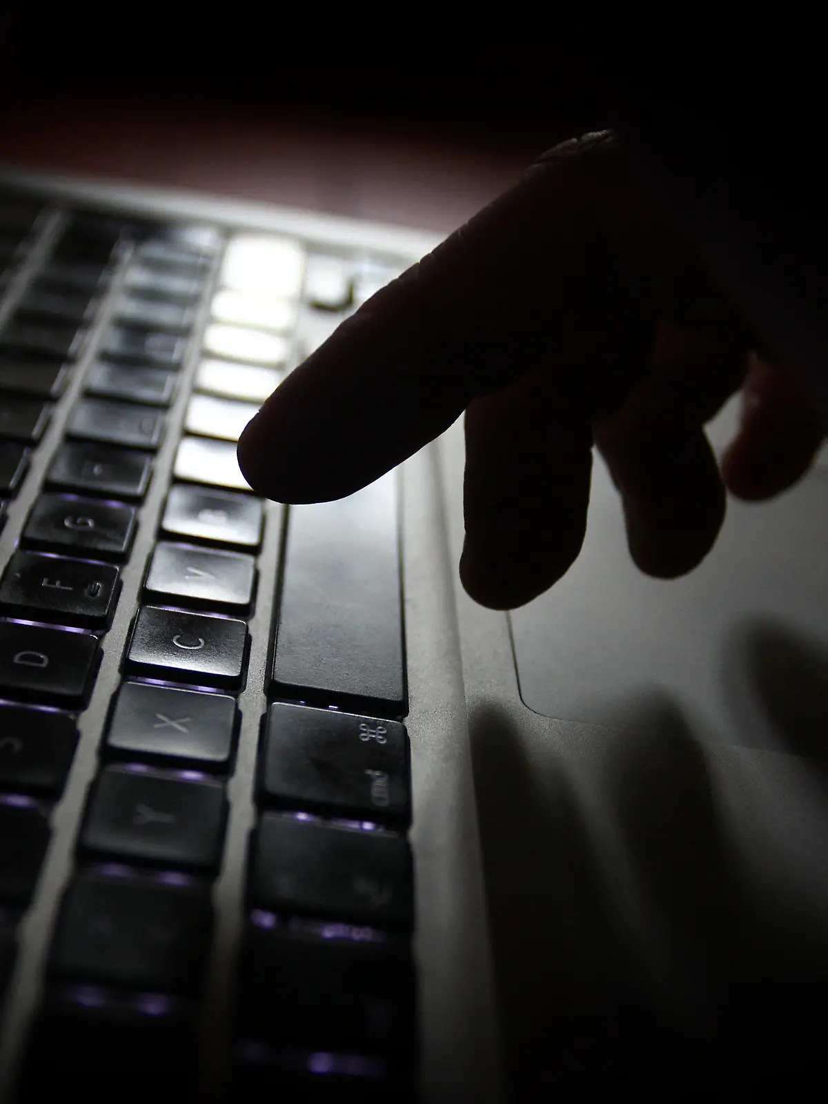 ARCHIV - Ein Mann arbeitet am 12.07.2014 in Kaufbeuren (Bayern) an der Tastatur eines Laptops. Foto: Karl-Josef Hildenbrand/dpa (zu dpa "Angriff auf Playstation und XBox: 18-Jähriger festgenommen" vom 16.01.2015) +++(c) dpa - Bildfunk+++