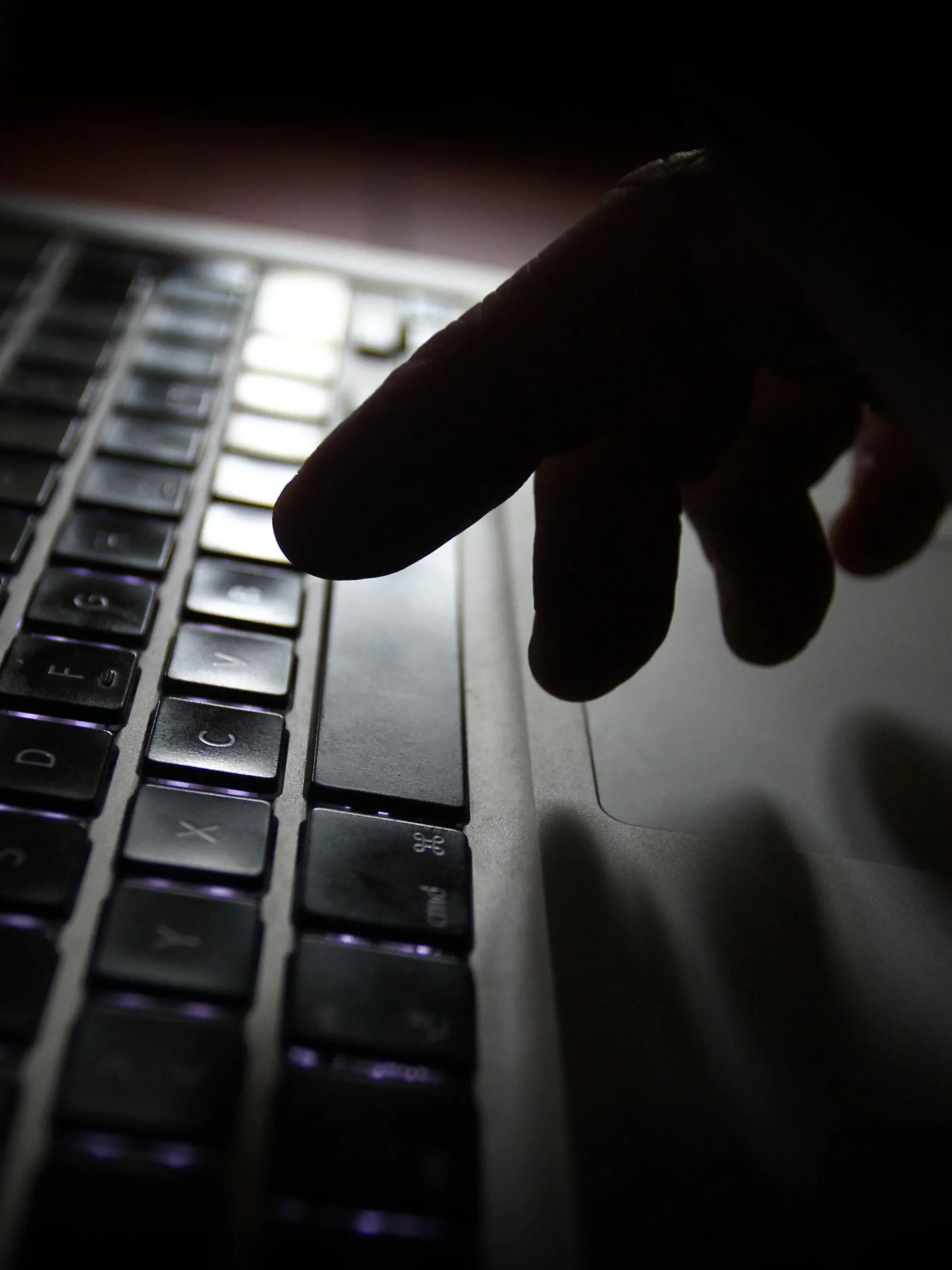 ARCHIV - Ein Mann arbeitet am 12.07.2014 in Kaufbeuren (Bayern) an der Tastatur eines Laptops. Foto: Karl-Josef Hildenbrand/dpa (zu dpa "Angriff auf Playstation und XBox: 18-Jähriger festgenommen" vom 16.01.2015) +++(c) dpa - Bildfunk+++