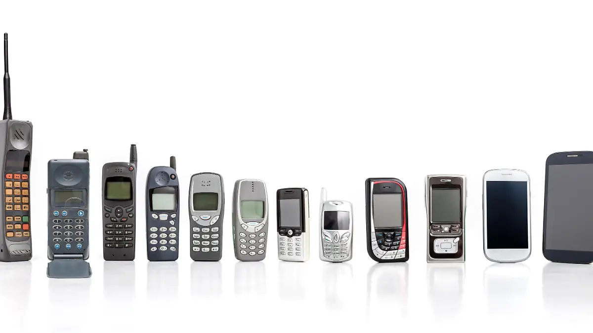 Alte Mobiltelefone aus der Vergangenheit, bis hin zu aktuelleren Versionen wie das iPhone von Apple.