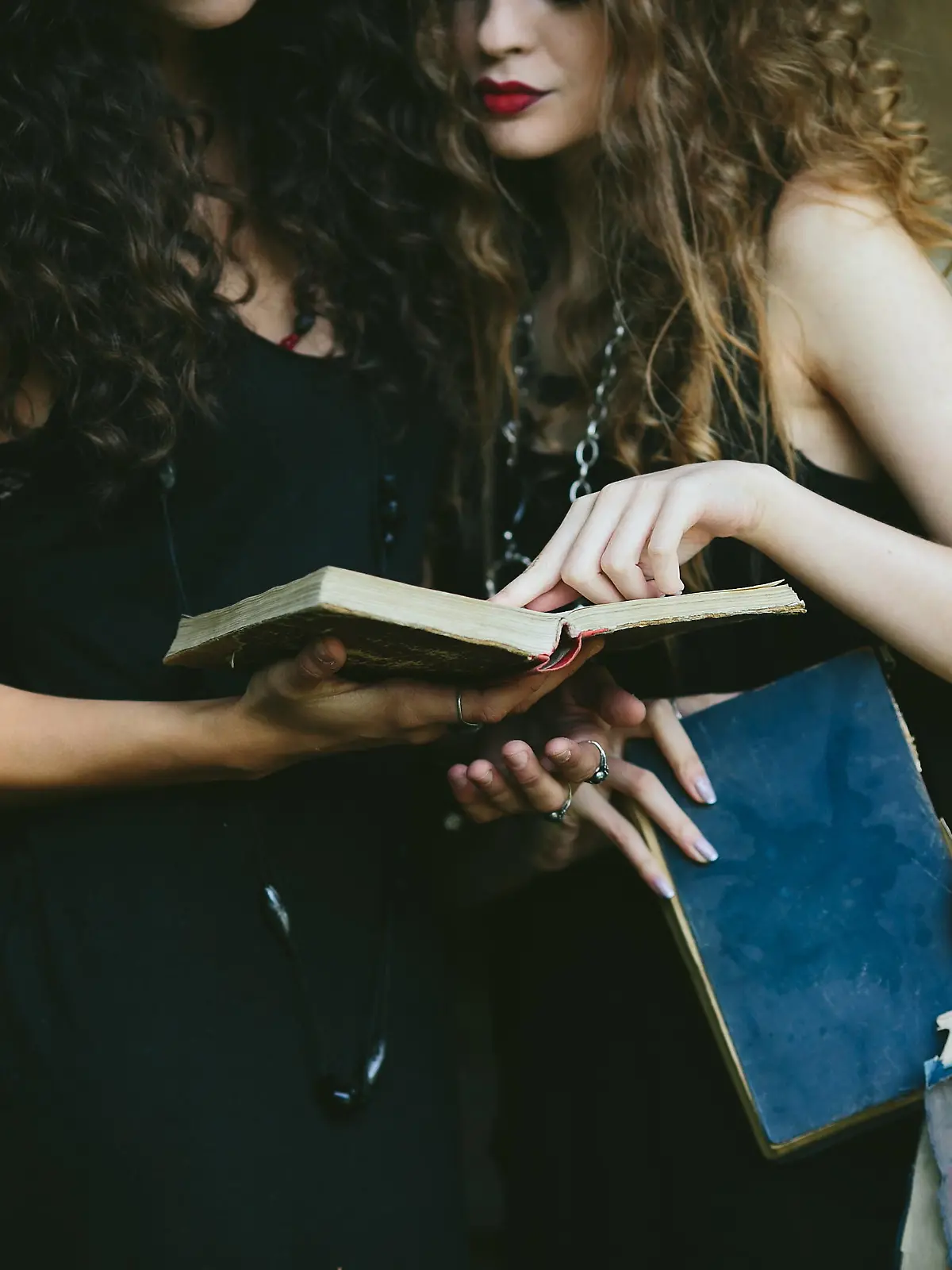 Im Internet werden Zauber zur Beseitigung vieler Probleme angeboten.