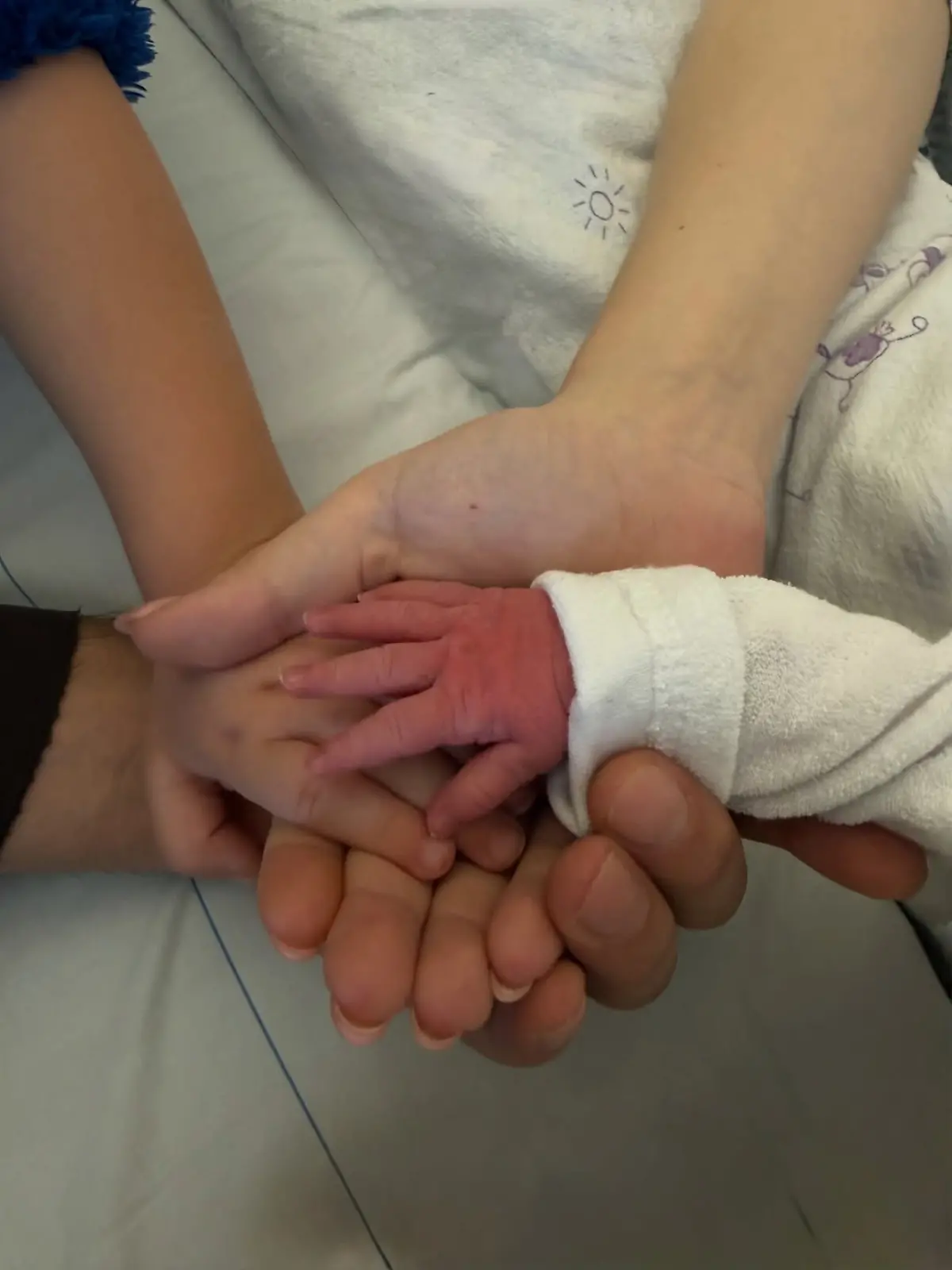 Vier Hände für immer vereint. Mit diesem Foto verkündet Loredana Wollny die Geburt ihres zweiten Kindes. 