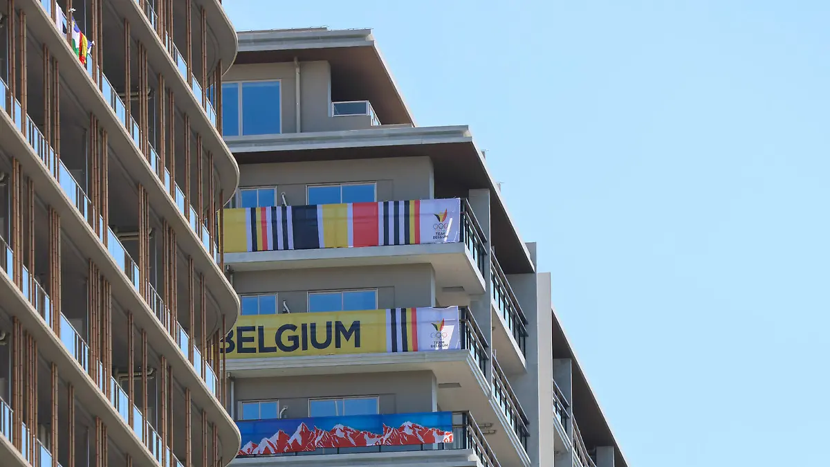21.07.2021, Japan, Tokio: Ein Blick auf die Gebäude vom Olympic Village mit den Fahnen von Belgien, Österreich, und Deutschland. Das olympische Dorf ist eine Wohnsiedlung, in der die Teilnehmer der Olympischen Spiele 2020 untergebracht sind. Die Olympischen Spiele 2020 Tokio finden vom 23.07.2021 bis zum 08.08.2021 statt. Foto: Stanislav Kogiku/SOPA Images via ZUMA Press Wire/dpa +++ dpa-Bildfunk +++