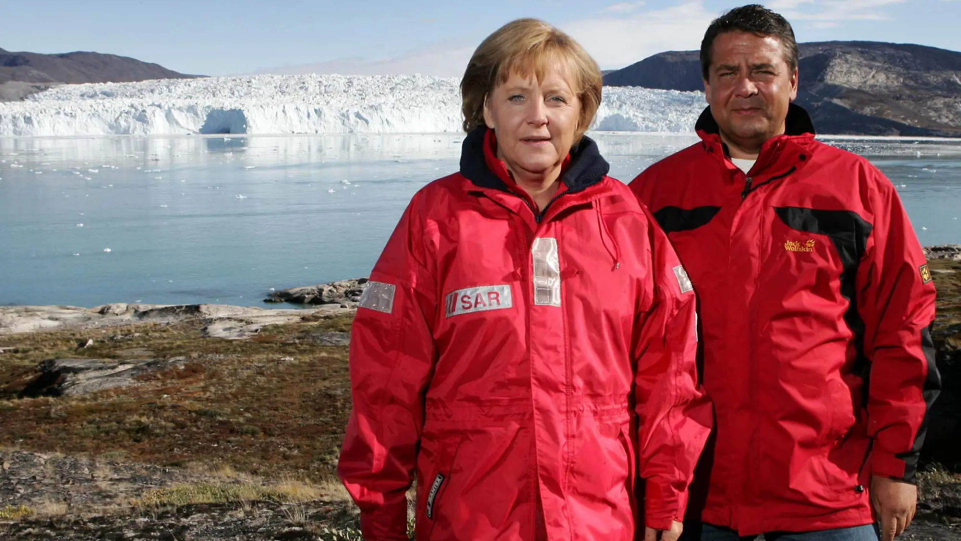 ARCHIV - 17.08.2007, Dänemark, Ilulissat: ARCHIV - Bundeskanzlerin Angela Merkel (CDU) und der damalige Bundesumweltminister Sigmar Gabriel (SPD), aufgenommen vor dem Eqi Gletscher bei Ilulissat in Grönland. (zu dpa Themenpaket zum Ende der Ära Merkel nach der Bundestagswahl) Foto: picture alliance / dpa +++ dpa-Bildfunk +++