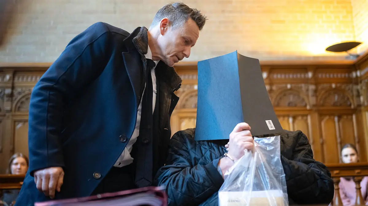Der Angeklagte soll einen Hammer nach dem Opfer geworfen haben. (Archivfoto)