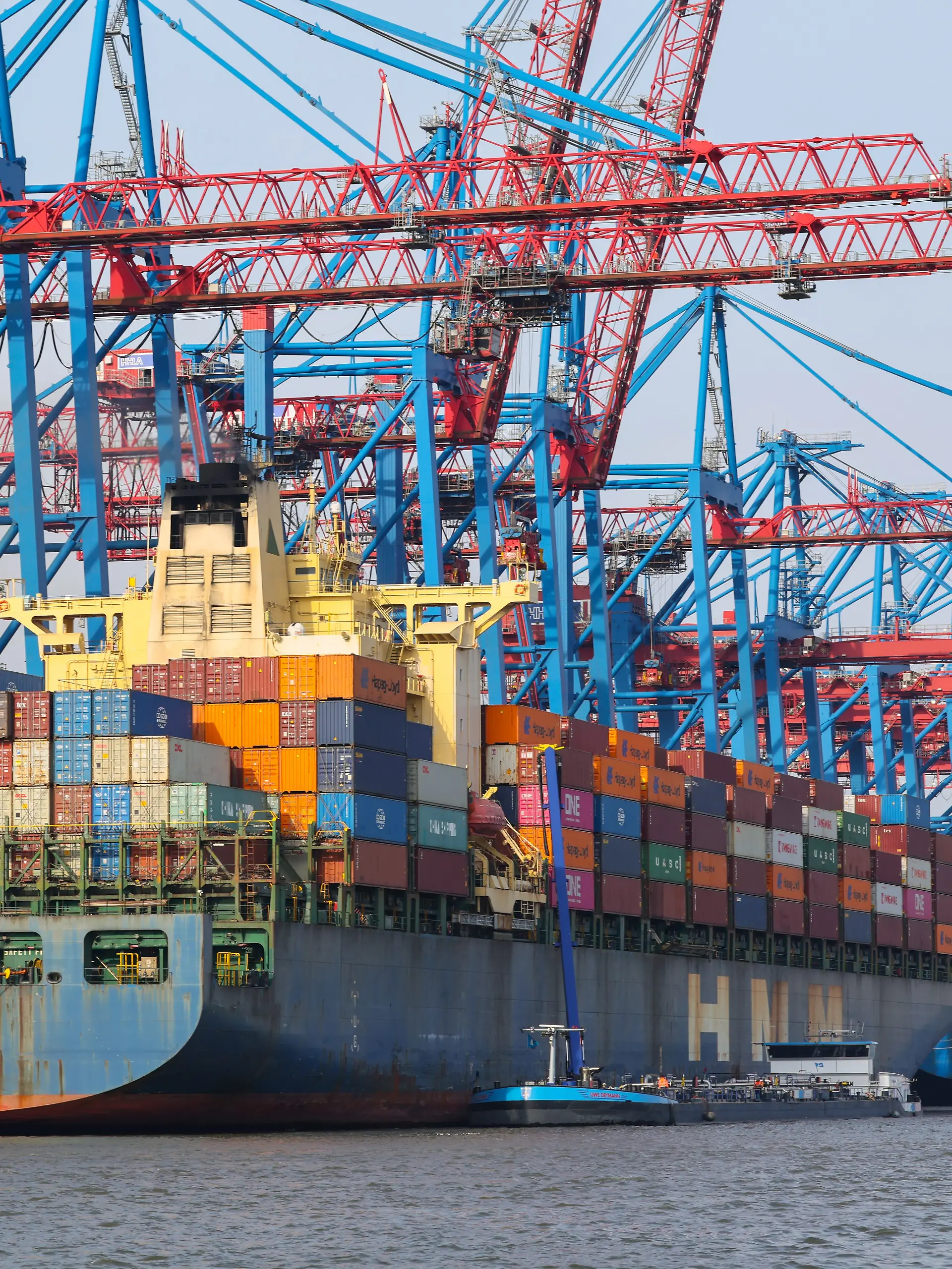 Wirtschaftsleistung 2025: Hamburg profitiert laut Ifo-Institut von seiner starken Logistik, dem internationalen Handel über den Hafen und einem boomenden Dienstleistungssektor.