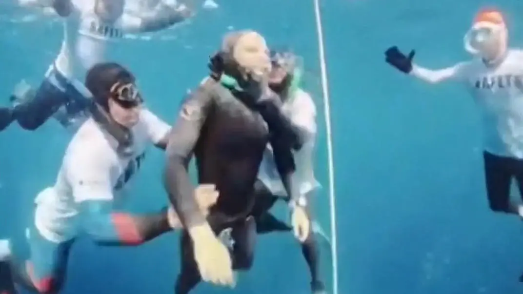 Philippinen-Freitaucherin-verliert-Bewusstsein-bei-Wettkampf-dramatischer-Moment-unter-Wasser