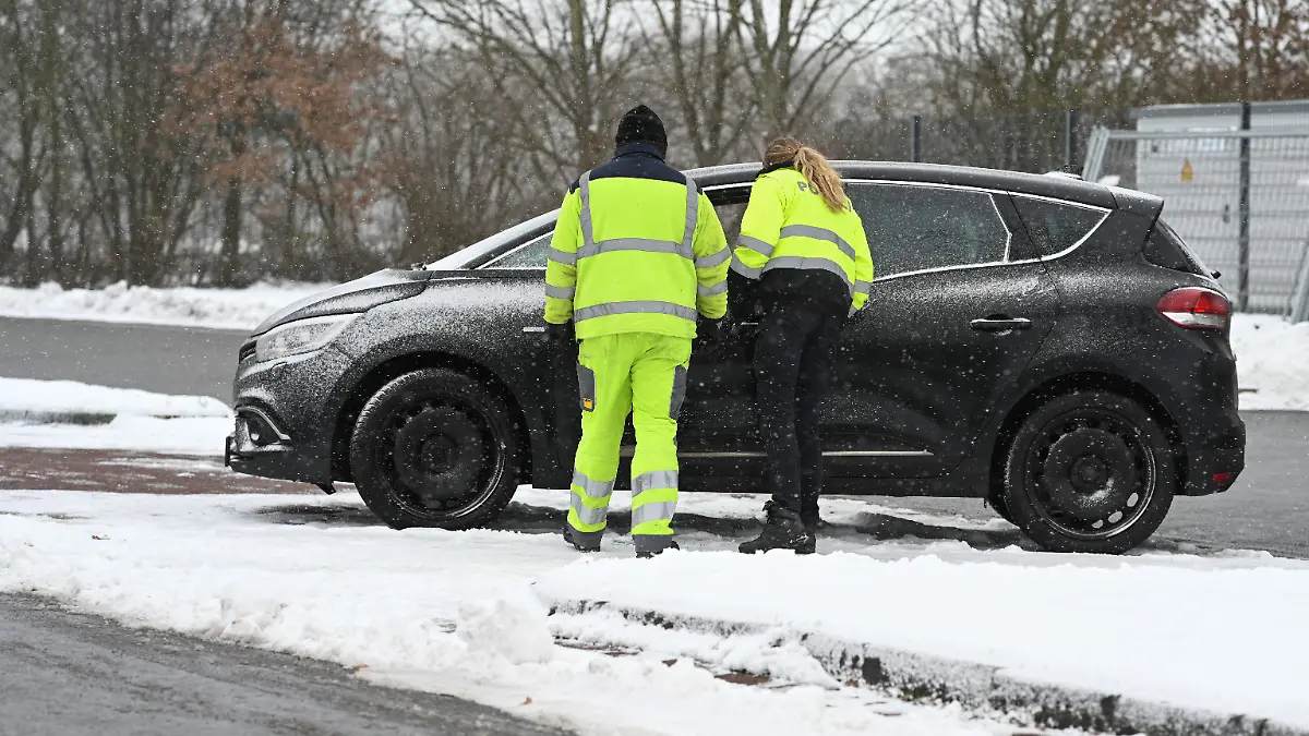 Brinkum-Niedersachsen-Passant-entdeckt-Leiche-in-vereistem-Auto