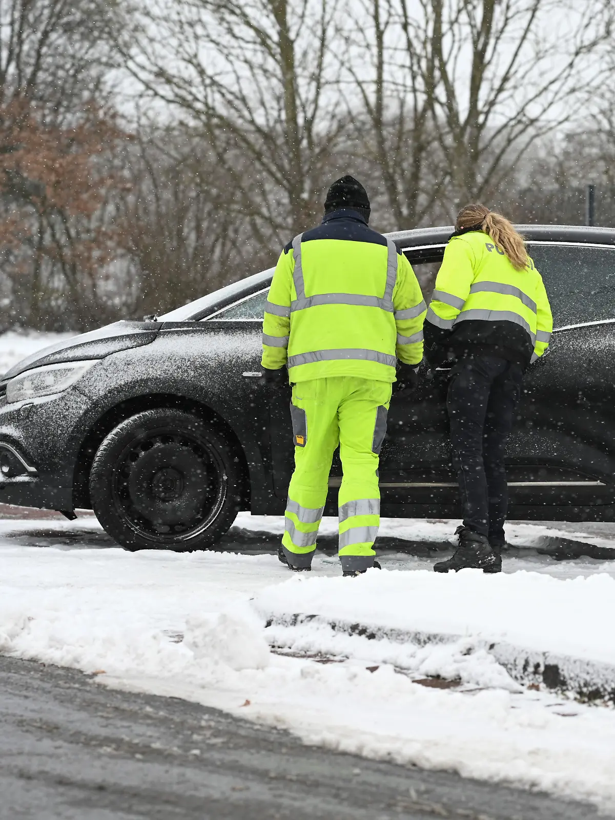 Bild zu: "Passant entdeckt Leiche in vereistem Auto"