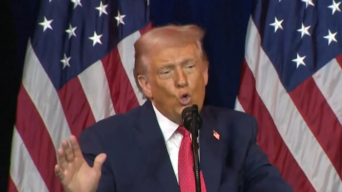 „No, no, no, no!" Donald Trump äfft Frankreichs Präsident Macron nach Bei öffentlicher Rede