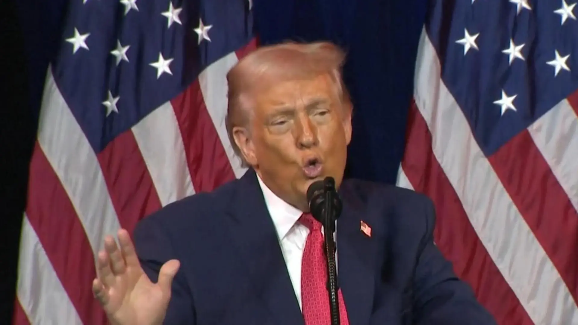 „No, no, no, no!" Donald Trump äfft Frankreichs Präsident Macron nach Bei öffentlicher Rede