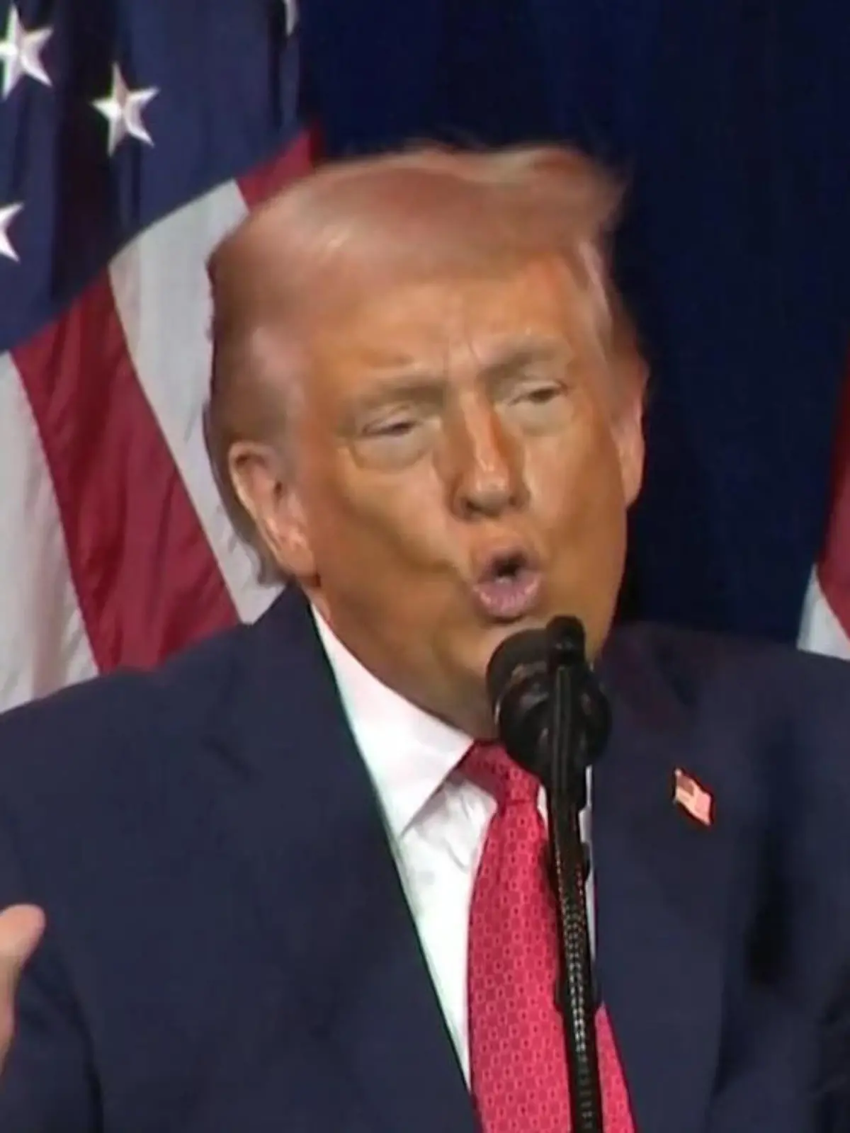 Bild zu: "„No, no, no, no!" Donald Trump äfft Frankreichs Präsident Macron nach"