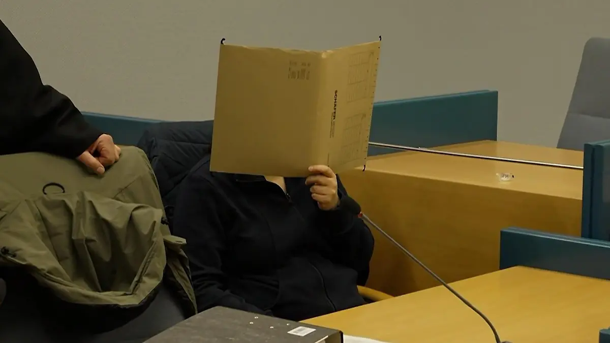 Mädchen jahrelang eingesperrt – Prozess Mutter und Großeltern vor Gericht