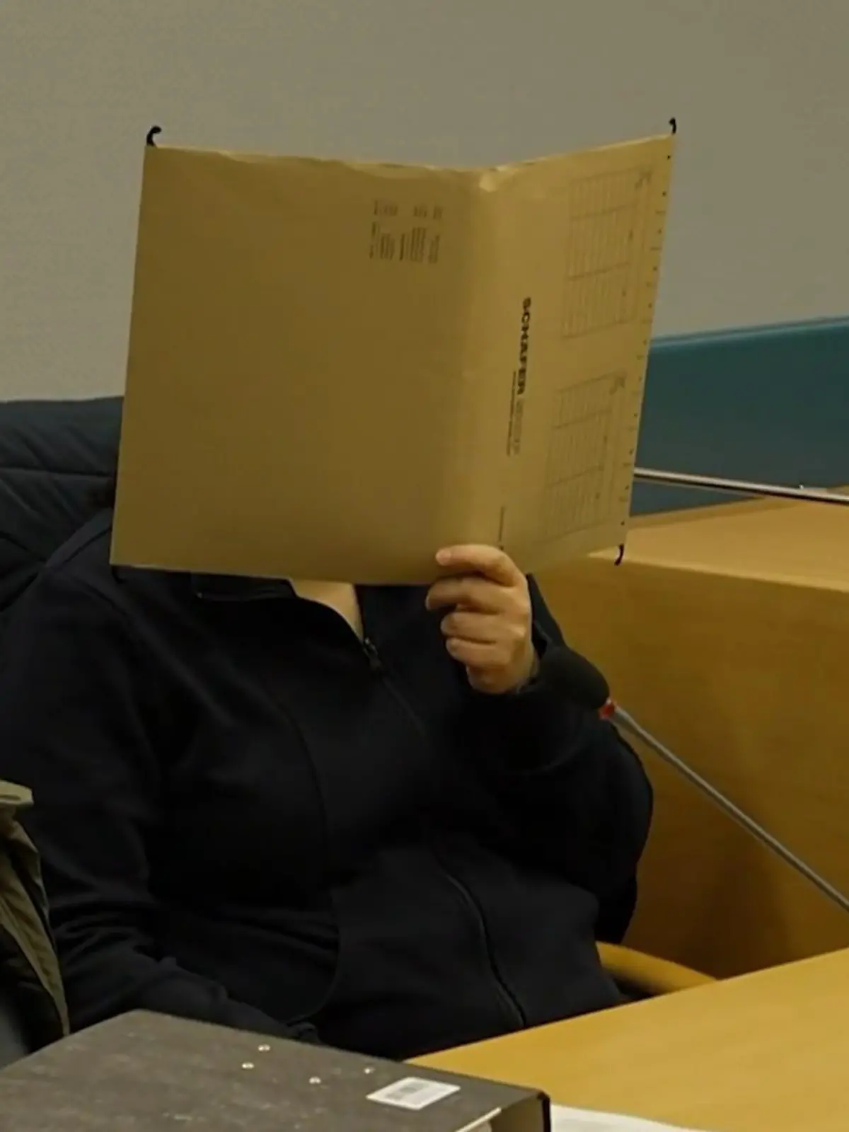 Bild zu: "Mädchen jahrelang eingesperrt – Prozess"