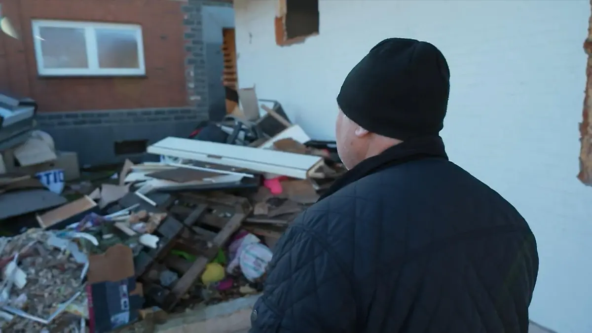 Mann hinterlässt Vermieter nach Auszug Ruine Wohnung durch Mieter zerstört