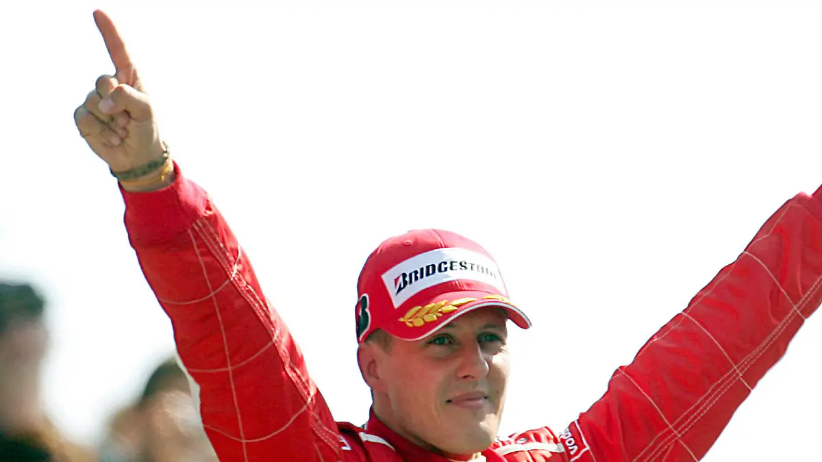 ARCHIV - Der deutsche Formel-1-Fahrer Michael Schumacher von der Scuderia Ferrari feiert seinen Sieg beim Großen Preis von Italien in Monza (Archivfoto vom 10.09.2006). Rekord-Champion Michael Schumacher möchte seine beeindruckende Formel-1-Karriere beim Saisonfinale in Brasilien mit einem Sieg beenden. «Natürlich wäre es toll, dieses letzte Rennen zu gewinnen. Das wäre ein schöner Abschluss für mich», teilte der Ferrari-Pilot am Dienstag mit. Da für ihn der achte Titelgewinn bei zehn Punkten Rückstand auf Renault-Rivale Alonso kaum noch möglich ist, will Schumacher wenigstens mit Ferrari Konstrukteurs- Weltmeister werden. Foto: Gero Breloer (zu dpa 0294 vom 17.10.2006) +++(c) dpa - Bildfunk+++