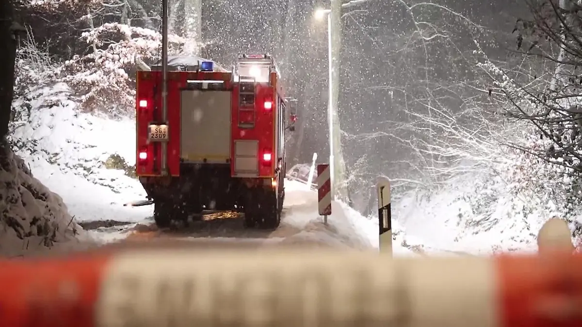Neuschnee, Schneeverwehungen und Glatteis Sturmtief Elli fegt über Deutschland
