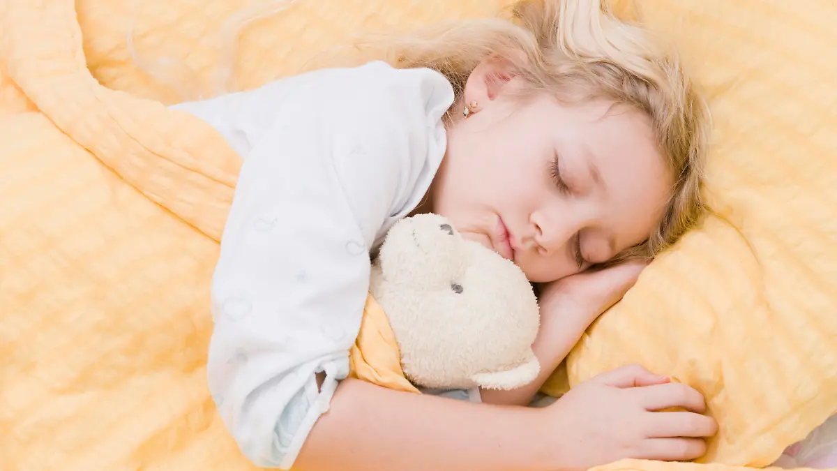 Mädchen liegt im Bett und schläft - girl sleeping Keine Weitergabe an Drittverwerter.