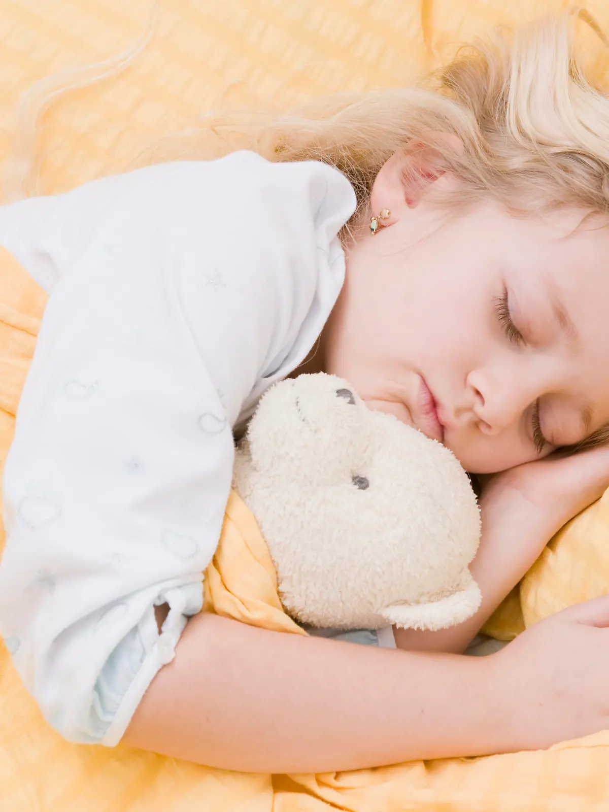 Mädchen liegt im Bett und schläft - girl sleeping Keine Weitergabe an Drittverwerter.