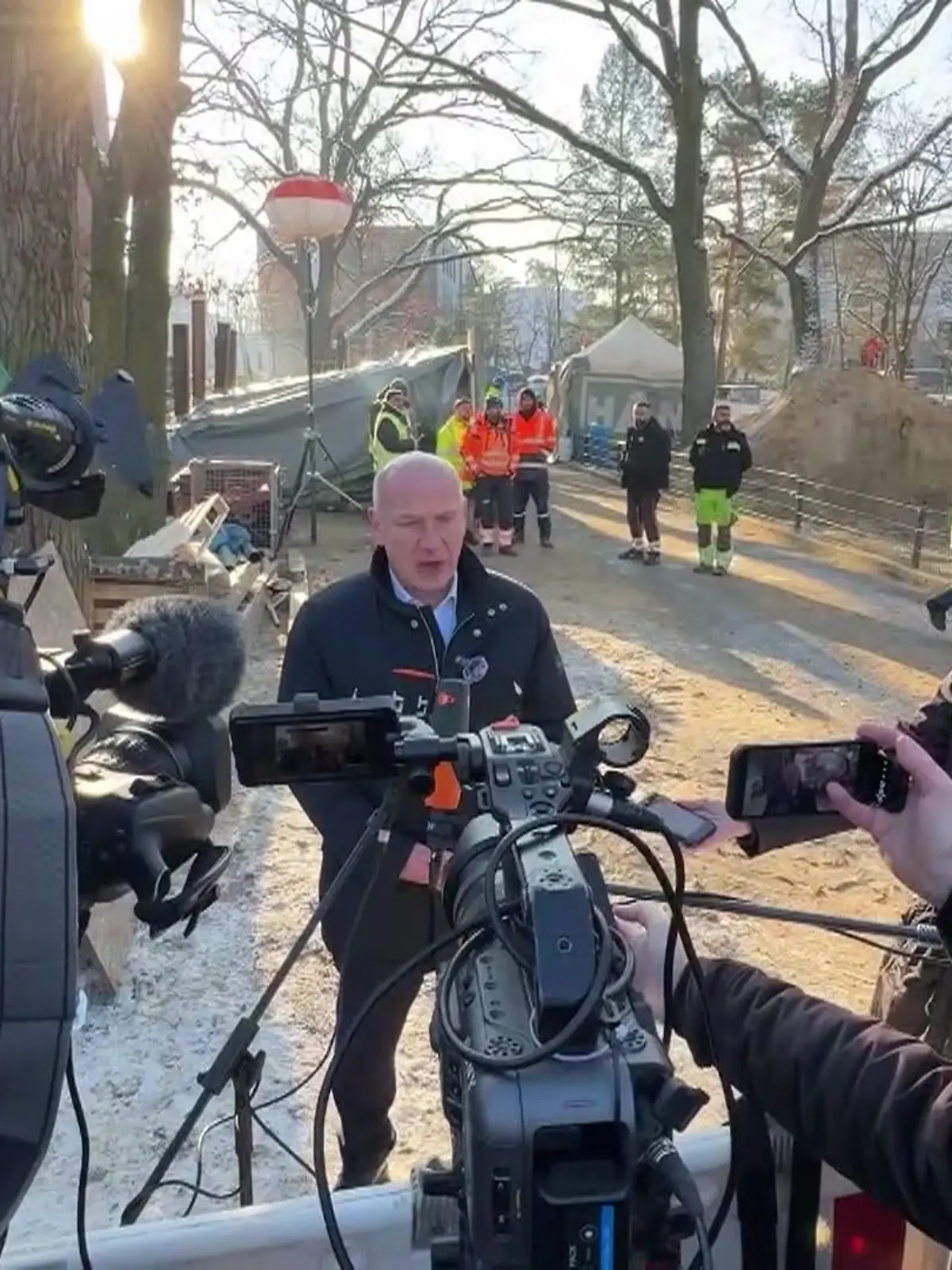 Bild zu: "Während Berlin fror, spielte Bürgermeister Wegner Tennis"