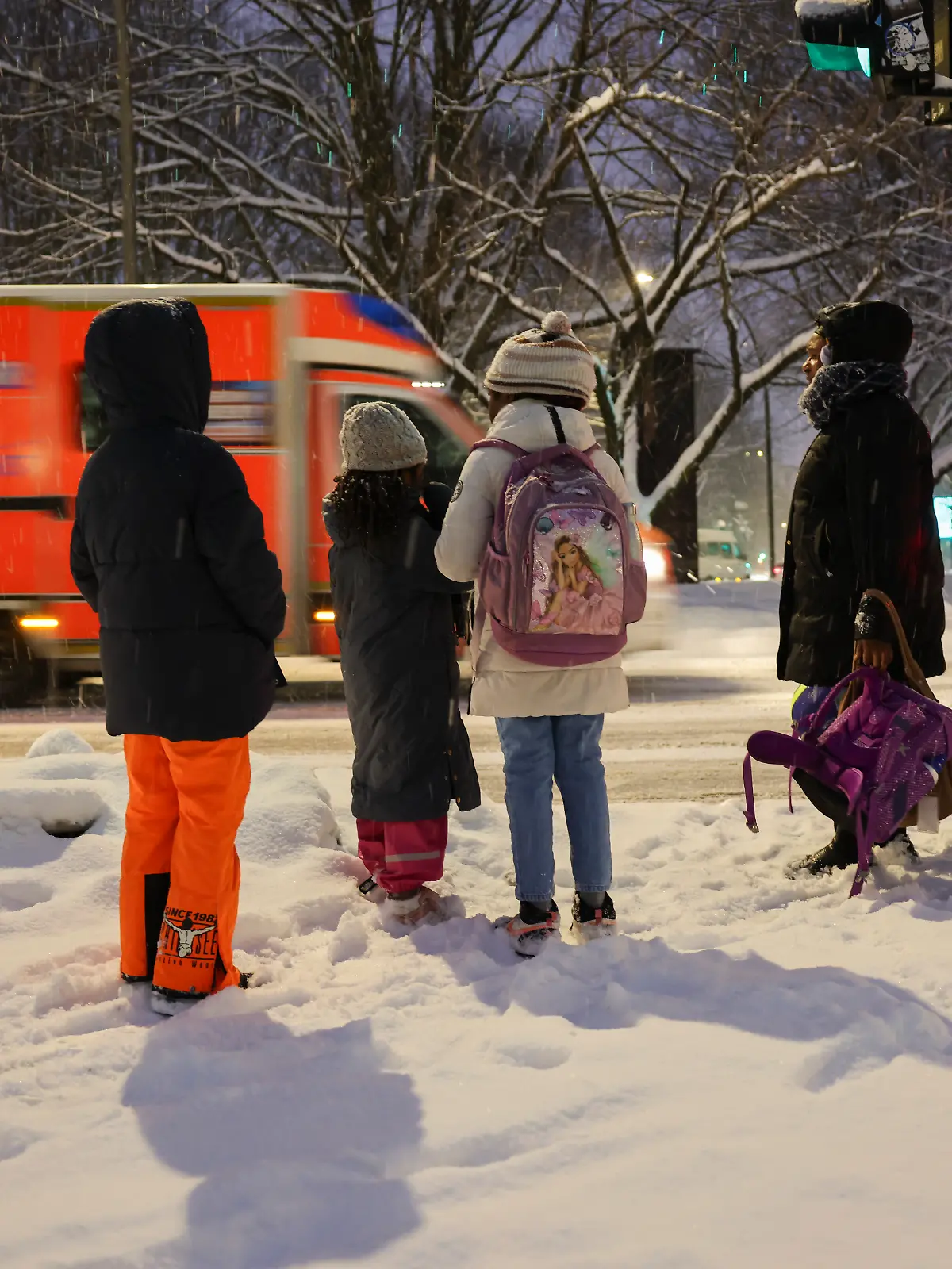 Bild zu: "Winterwetter im Live-Ticker: DWD warnt, Verkehr stockt, Schulen dicht"