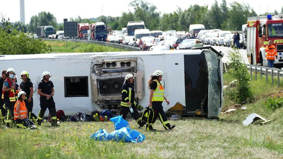 30.07.2021, Brandenburg, Schönwald: Rettungskräfte sind an der Unfallstelle im Einsatz. Auf der Autobahn 13 bei Schönwald (Dahme-Spreewald) südöstlich von Berlin ist ein Reisebus verunglückt. Dabei wurden mehrere Menschen verletzt. Foto: Christian/BLP/dpa +++ dpa-Bildfunk +++