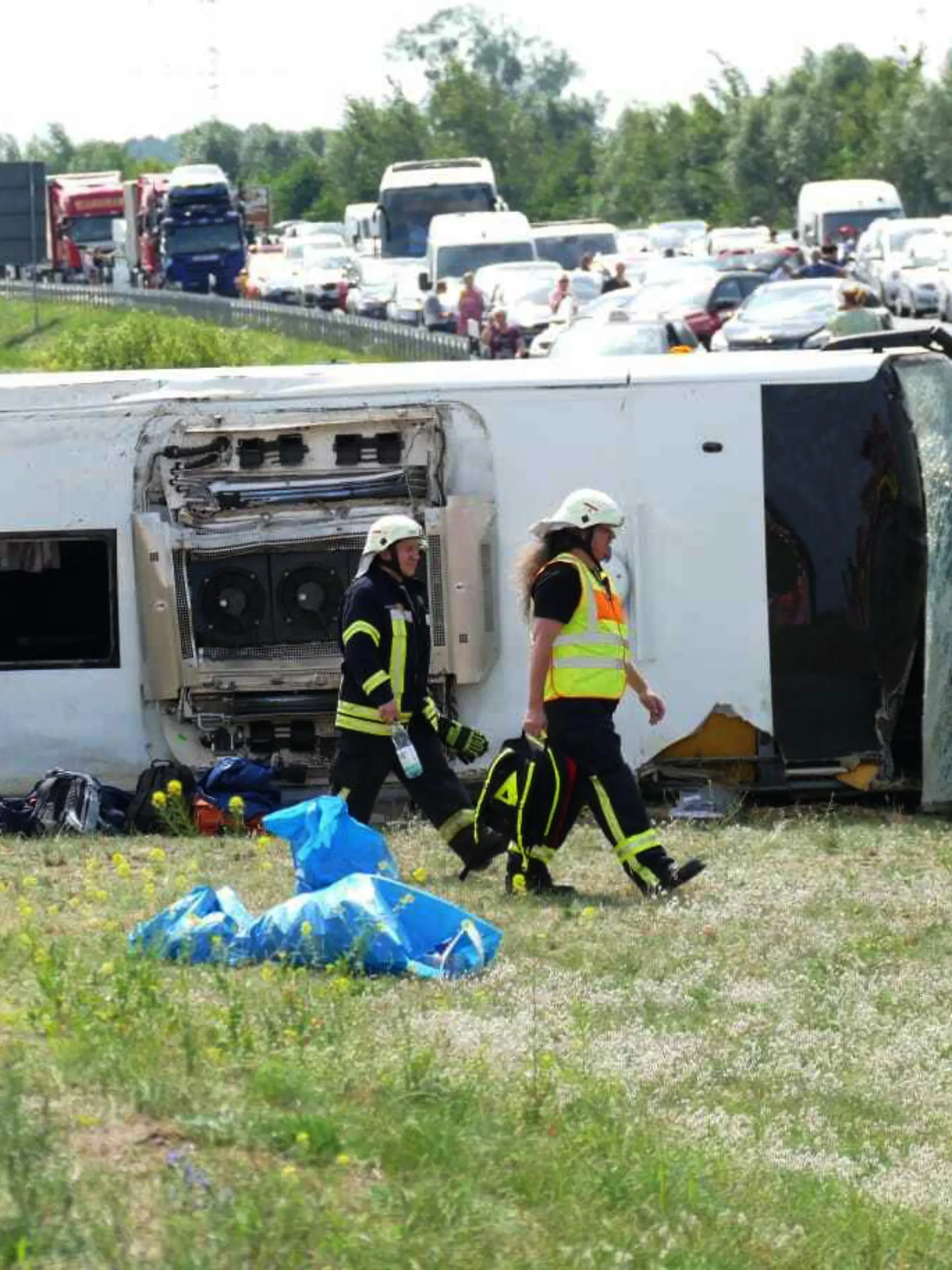 30.07.2021, Brandenburg, Schönwald: Rettungskräfte sind an der Unfallstelle im Einsatz. Auf der Autobahn 13 bei Schönwald (Dahme-Spreewald) südöstlich von Berlin ist ein Reisebus verunglückt. Dabei wurden mehrere Menschen verletzt. Foto: Christian/BLP/dpa +++ dpa-Bildfunk +++