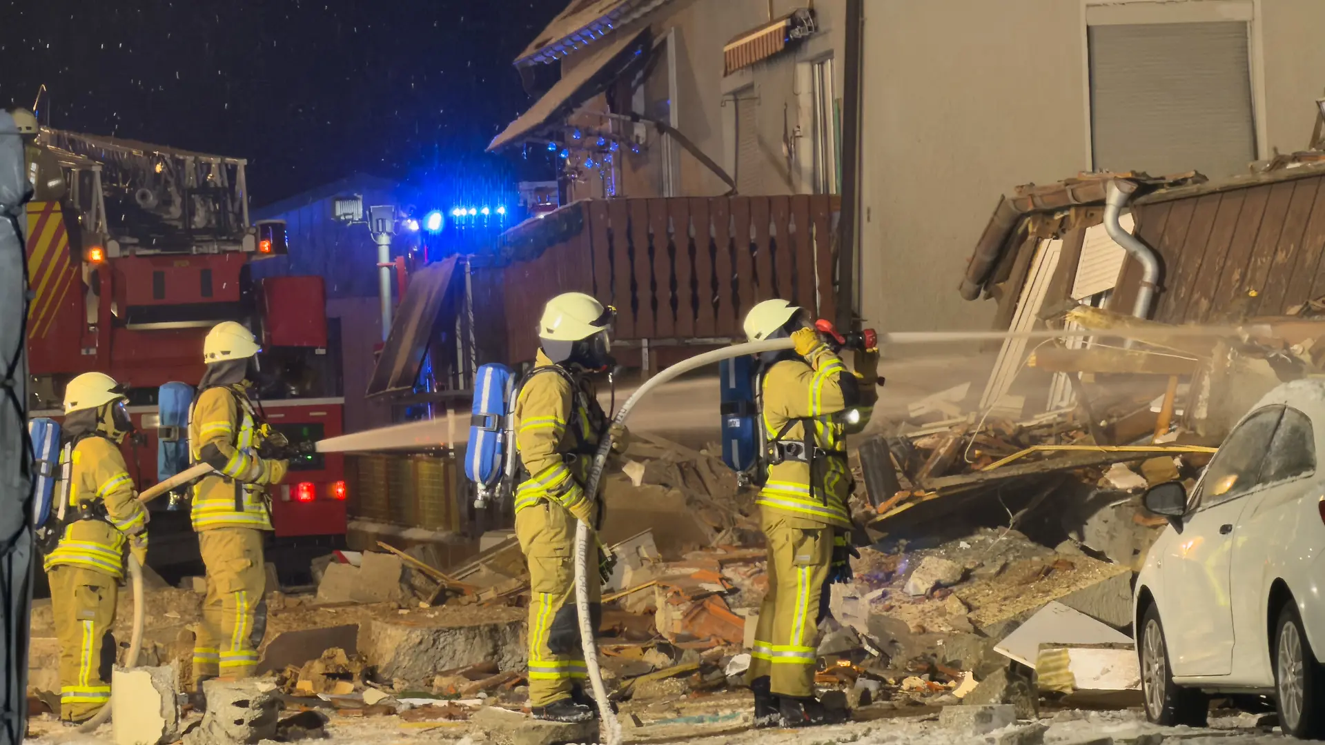 Feuerwehrleute arbeiten am Ort der Explosion. Am frühen Morgen war es in Albstadt (Baden-Württemberg) zu einer Explosion in einem Wohnhaus gekommen. Die Ursache ist noch nicht geklärt.