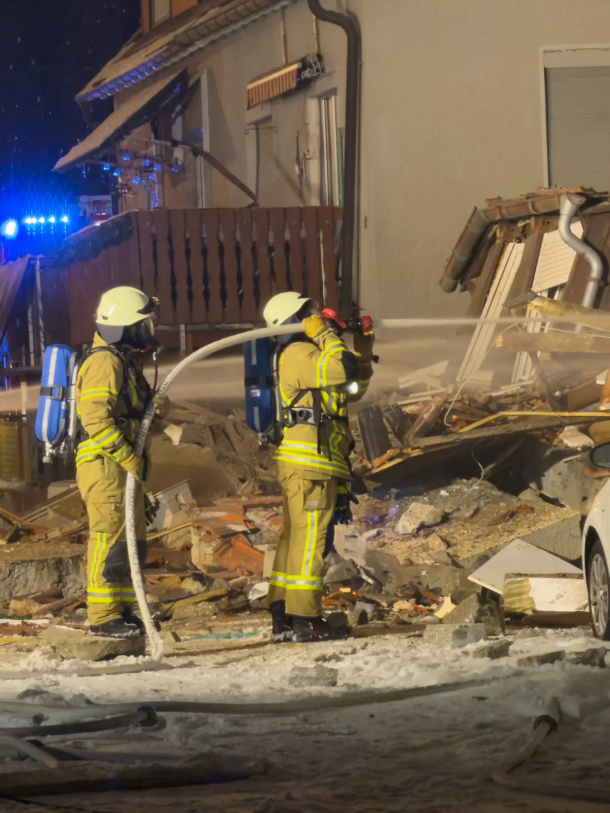 Feuerwehrleute arbeiten am Ort der Explosion. Am frühen Morgen war es in Albstadt (Baden-Württemberg) zu einer Explosion in einem Wohnhaus gekommen. Die Ursache ist noch nicht geklärt.