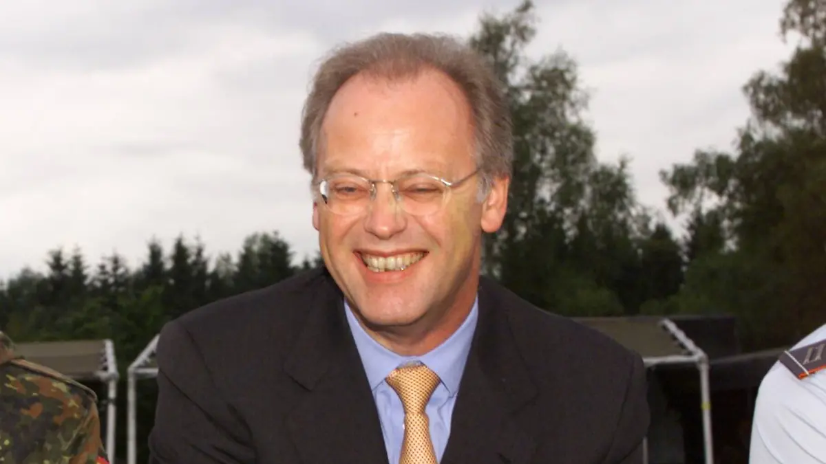 Bundesverteidigungsminister Rudolf Scharping SPD im Gespraech mit Offiziersanwaerterin Alexandra R