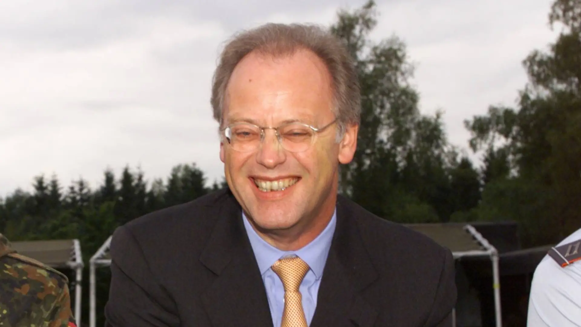 Bundesverteidigungsminister Rudolf Scharping SPD im Gespraech mit Offiziersanwaerterin Alexandra R