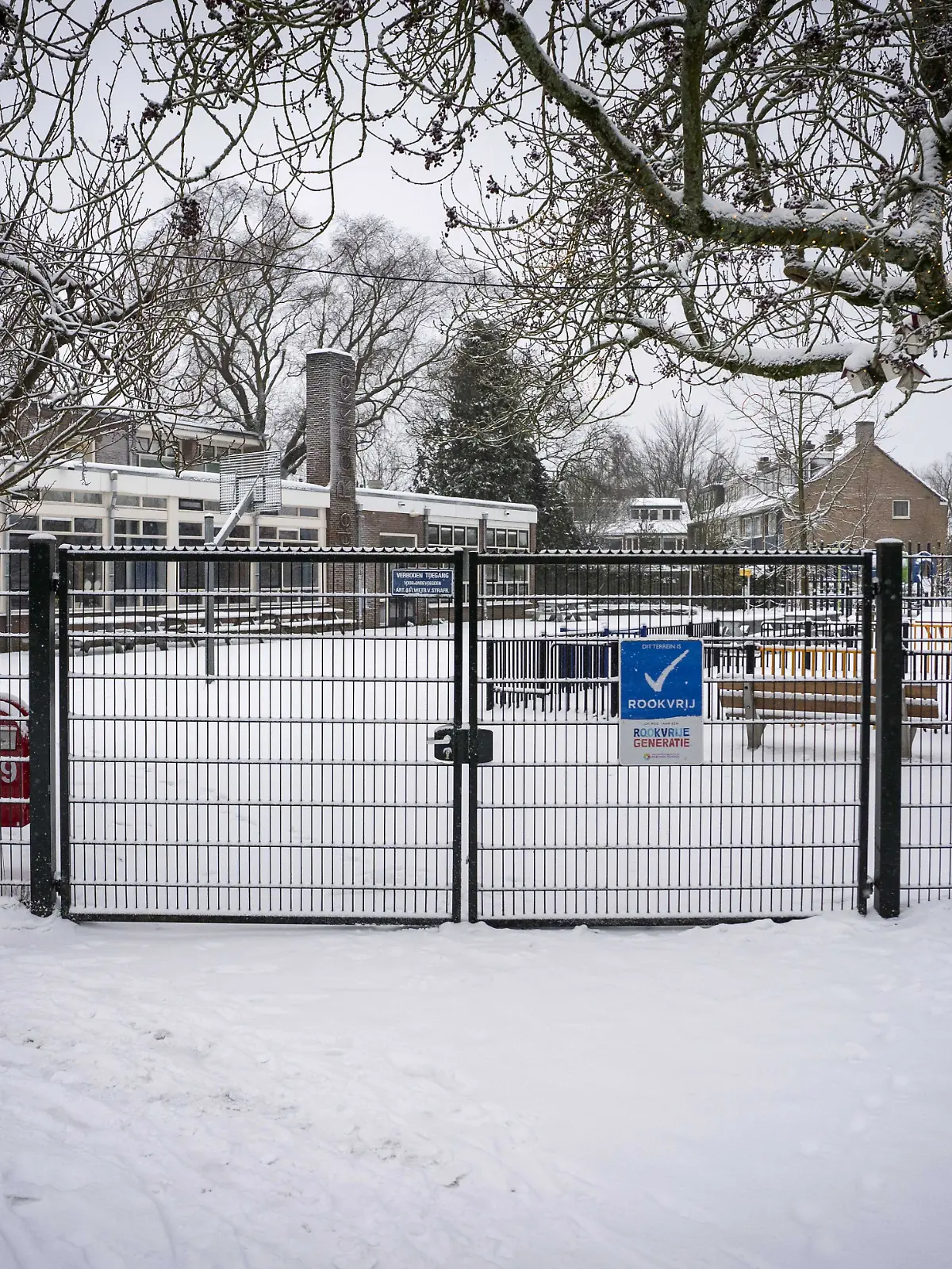 Geschlossene Schule im Schnee (Symbolfoto)