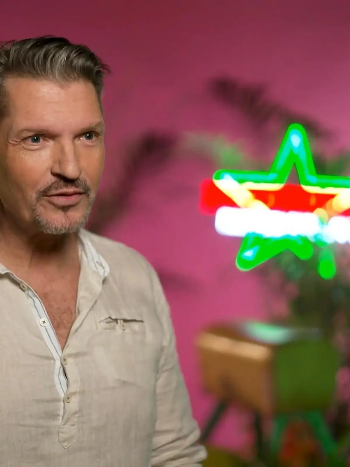 Bild zu: "DAS wird Hardy Krüger am Lagerfeuer am meisten vermissen"