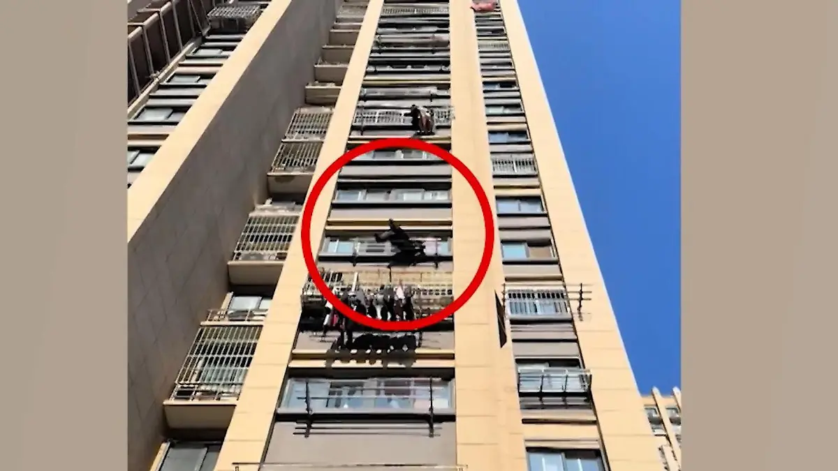 Acht Stockwerke tief! Rentner stürzt aus Fenster – DAS bewahrt ihn vor dem Tod Hochhausdrama in China