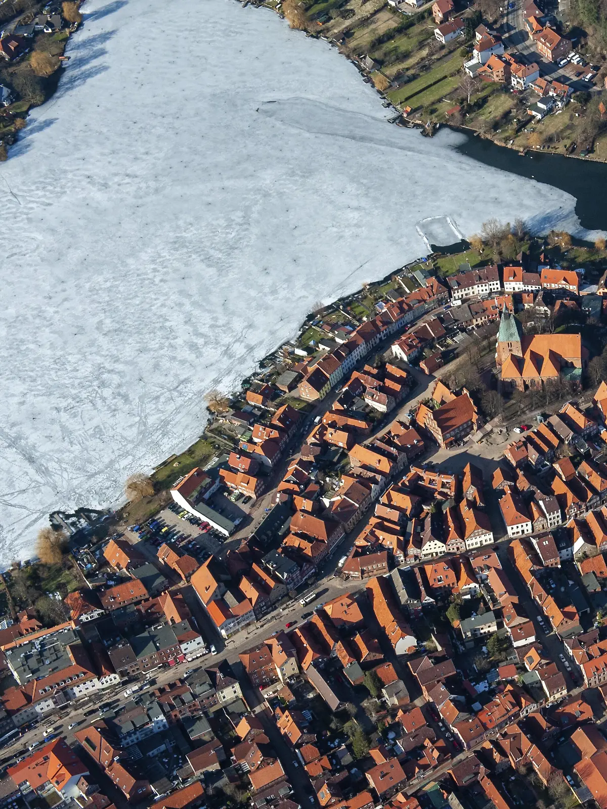Vereister Schulsee in Mölln aus der Luft (Symbolfoto)