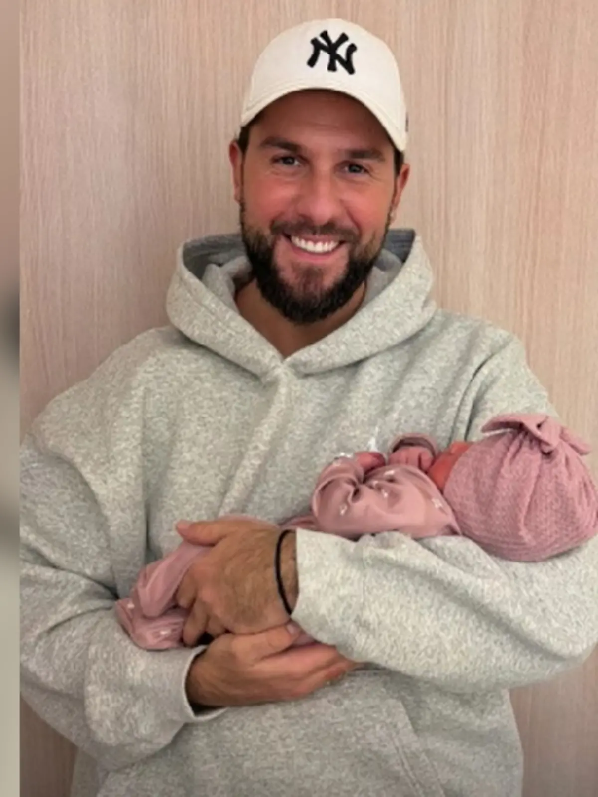 Maurice Dziwak hält seine Tochter auf dem Arm.