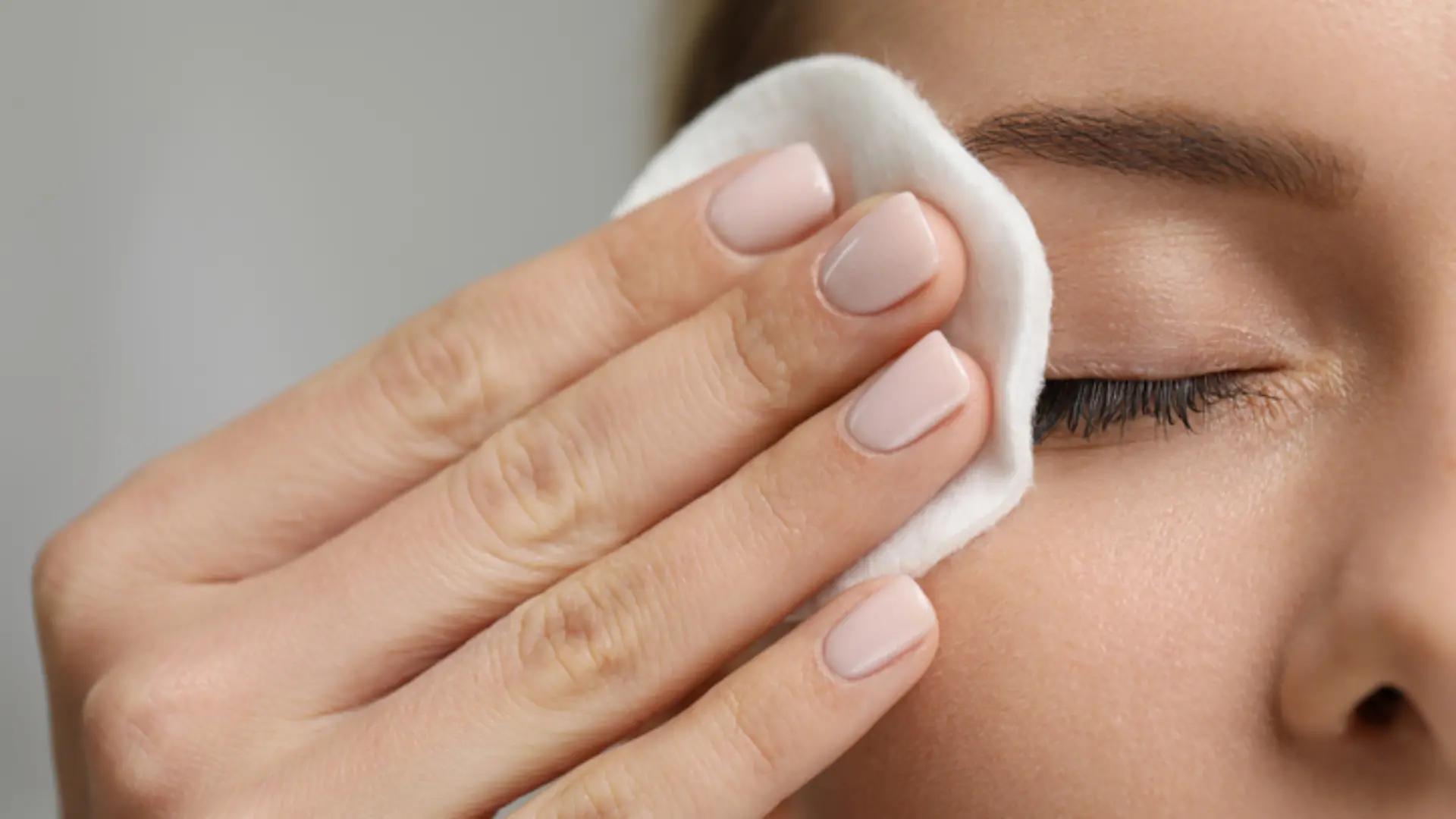 Welcher Augen-Make-up-Entferner hält, was er verspricht? Wir nehmen mehrere Produkte genauer unter die Lupe.