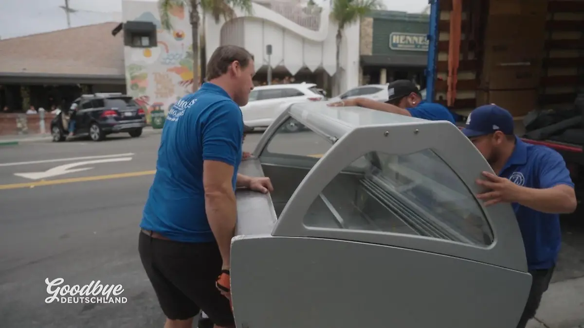 Die großen Eisvitrinen müssen raus Jeder Handgriff zählt