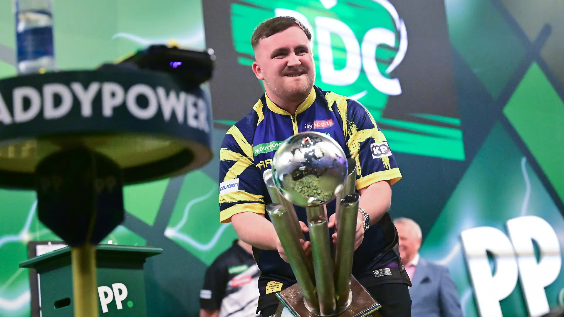 Luke Littler hat sich zum zweiten Mal die Darts-Krone aufgesetzt.