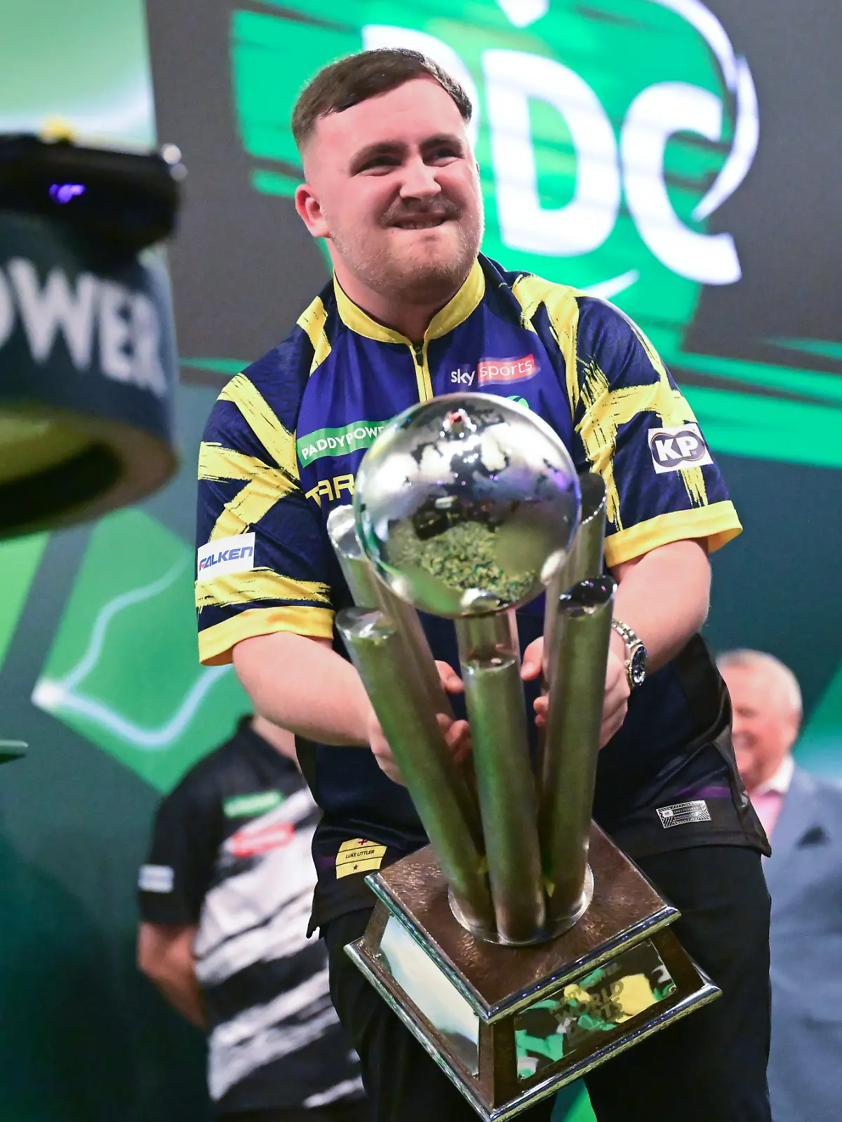Bild zu: "Das macht Darts-Wunderkind Luke Littler mit seiner WM-Million"