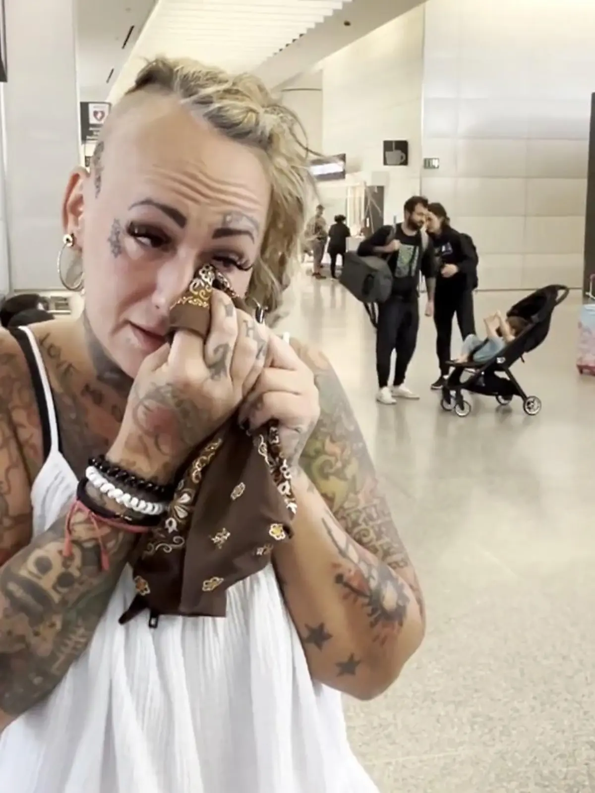 Bild zu: "Der Abschied zerreißt ihr das Herz"