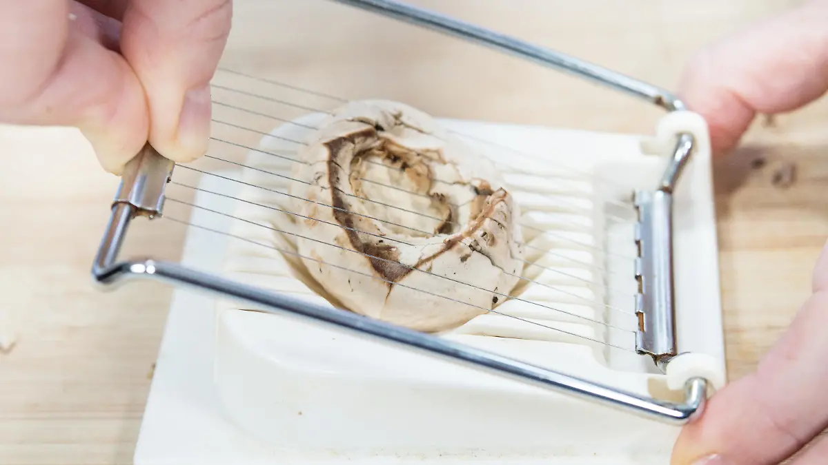 Zum Themendienst-Bericht vom 27. Dezember 2017: 6: Wer den Pilz besonders gleichmäßig klein schneiden möchte, kann ihn auch mit einem scharfen Eierschneider zerteilen. (Archivbild vom 22.11.2017/Nur zur redaktionellen Verwendung durch Themendienst-Bezieher.) Foto: Franziska Gabbert/dpa-tmn